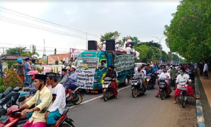 Ribuan Simpatisan FPI Datangi Polres Bangkalan, Minta HRS Dibebaskan Tanpa Syarat Ribuan Simpatisan FPI Datangi Polres Bangkalan, Minta HRS Dibebaskan Tanpa Syarat
