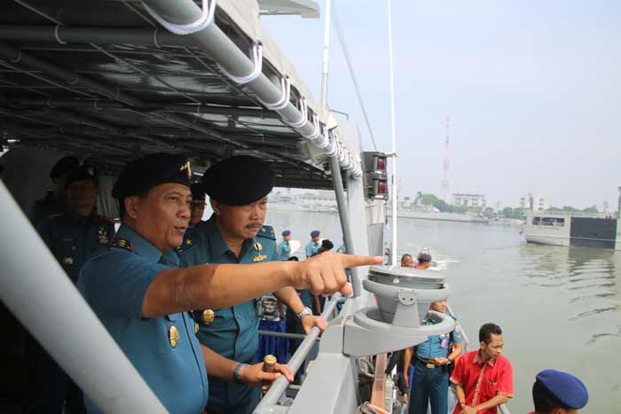Laksda TNI Darwanto dan Laksma TNI Didik Setiyono Lakukan Admiral Inspection