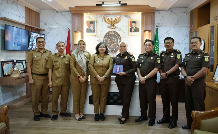 Zanariah Silaturahmi Sekaligus Pamitan ke Kajari Kota Kediri Zanariah Silaturahmi Sekaligus Pamitan ke Kajari Kota Kediri