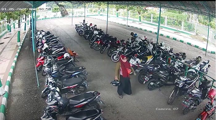 Waspada, Maling Helm Berhijab Satroni Parkir Motor Masjid Jamik Asy-Syuhada Pamekasan