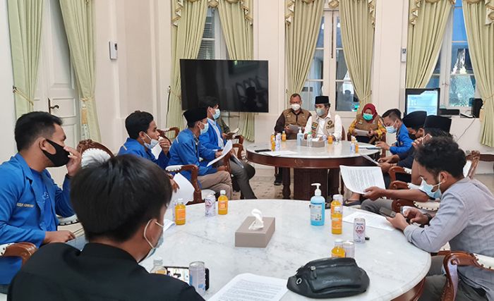 Terima Laporan PMII Bangkalan Soal Temuan Jual Beli Bansos, Begini Respons Bupati Terima Laporan PMII Bangkalan Soal Temuan Jual Beli Bansos, Begini Respons Bupati