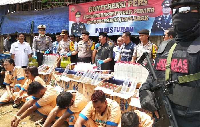 Rumah Produksi Miras di Jatirogo Digerebek, 6 Tersangka Ditangkap Rumah Produksi Miras di Jatirogo Digerebek, 6 Tersangka Ditangkap