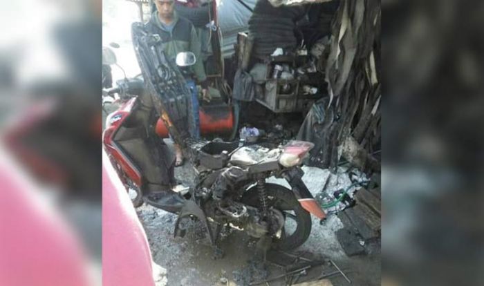 Niat Servis Shockbreaker, Motor Pria ini Malah Terbakar Niat Servis Shockbreaker, Motor Pria ini Malah Terbakar