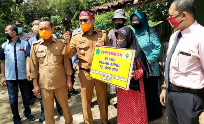 Bupati Pamekasan Blusukan ke Rumah Warga, Serahkan Langsung BLT di Dua Desa