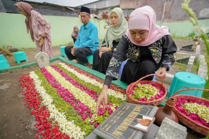 Jelang Pelantikan, Khofifah Ziarah ke Makam Suami dan Orang Tua Serta Bagikan Ratusan Paket Sembako