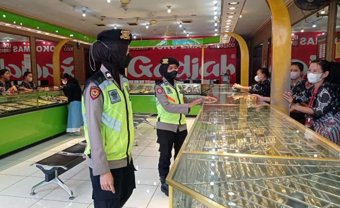 Cegah Gangguan Kamtibmas Saat Salat Jumat, Polwan Patroli ke Kawasan Pertokoan Hingga Permukiman Cegah Gangguan Kamtibmas Saat Salat Jumat, Polwan Patroli ke Kawasan Pertokoan Hingga Permukiman