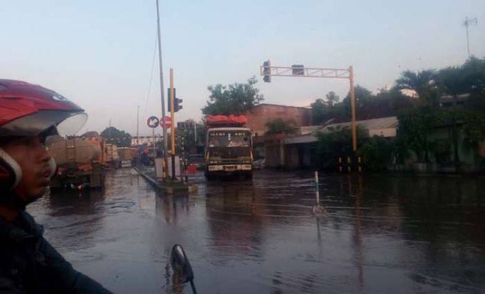 Mulai Hari Ini, Truk Tronton Dilarang Melintas di Jalur Bojonegoro Mulai Hari Ini, Truk Tronton Dilarang Melintas di Jalur Bojonegoro