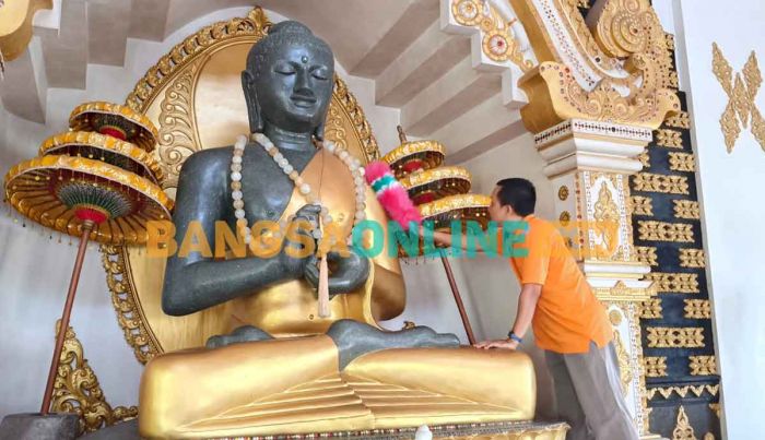 Sambut Waisak, Umat Buddha di Kediri Gelar Baksos dan Bersihkan Patung Sambut Waisak, Umat Buddha di Kediri Gelar Baksos dan Bersihkan Patung