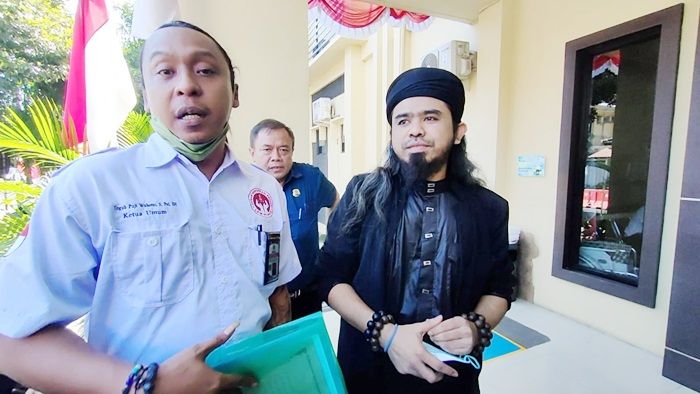 Merasa Nama Baiknya Dicemarkan, Gus Samsudin Laporkan Pesulap Merah ke Polda Jatim Merasa Nama Baiknya Dicemarkan, Gus Samsudin Laporkan Pesulap Merah ke Polda Jatim