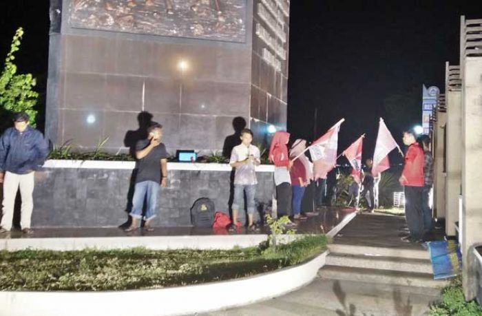 Peringati Hari Lahir Pancasila, GMNI Tuban Nyalakan Puluhan Lilin di Monumen Pancasila