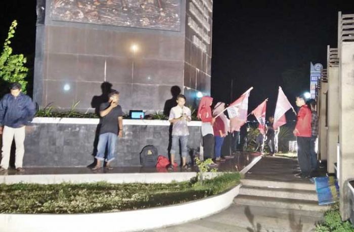Peringati Hari Lahir Pancasila, GMNI Tuban Nyalakan Puluhan Lilin di Monumen Pancasila Peringati Hari Lahir Pancasila, GMNI Tuban Nyalakan Puluhan Lilin di Monumen Pancasila