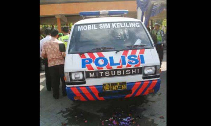 Polres Lamongan Luncurkan Mobil SIM Keliling Polres Lamongan Luncurkan Mobil SIM Keliling