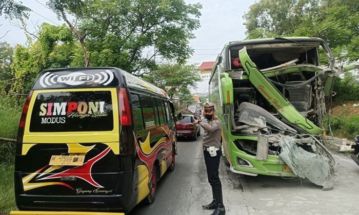 Bus Seruduk Fuso di Pamekasan, Tiga Orang Luka-Luka, Satu Orang Tewas Bus Seruduk Fuso di Pamekasan, Tiga Orang Luka-Luka, Satu Orang Tewas