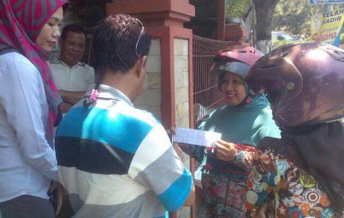 Puluhan Warga Gresik Geruduk KUD Kebomas, Diduga Kemplang Pembayaran Listrik Puluhan Warga Gresik Geruduk KUD Kebomas, Diduga Kemplang Pembayaran Listrik