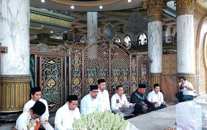 Ketua TKD Jatim Silaturahmi ke PP Al Hikam dan Nyekar ke Makam Syaikhona Kholil Ketua TKD Jatim Silaturahmi ke PP Al Hikam dan Nyekar ke Makam Syaikhona Kholil