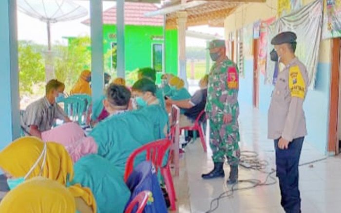 Berikan Rasa Aman, Vaksinasi di Desa Sidomakmur Ngawi Dipantau Anggota Babinsa dan Bhabinkamtibmas