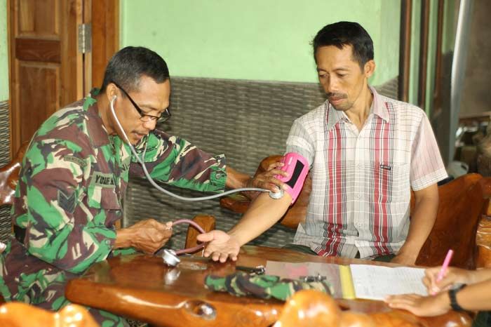 Poskes TMMD Kodim 0810 Nganjuk Juga Layani Warga Sekitar