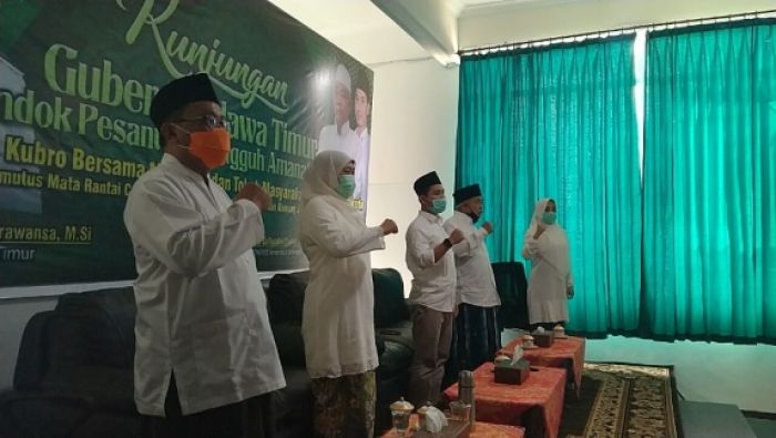 Serahkan Album Presiden dan Buku, Gubernur Khofifah Minta Santri Amanatul Ummah Jadi Diri Sendiri