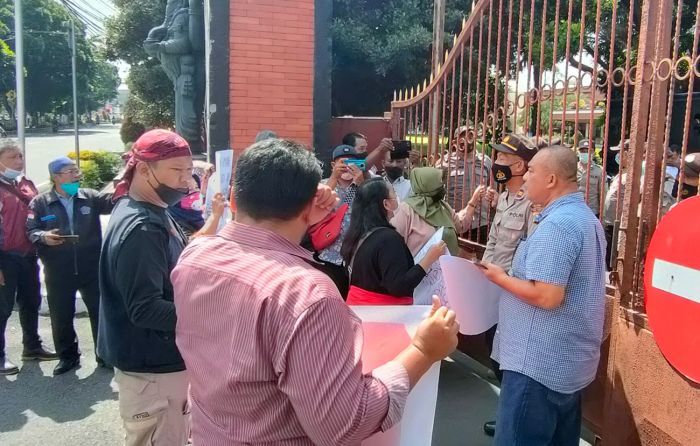 Demo di Kantor DPRD Kediri, Sejumlah Aktivis Tuntut Kasus Dugaan Perkosaan Anak Diusut Tuntas Demo di Kantor DPRD Kediri, Sejumlah Aktivis Tuntut Kasus Dugaan Perkosaan Anak Diusut Tuntas