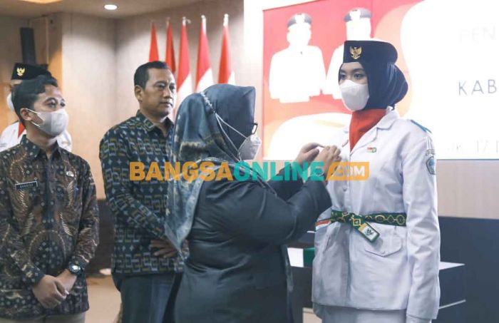 Wakil Bupati Gresik Kukuhkan Purna-Paskibraka 2021 Jadi Duta Pancasila Wakil Bupati Gresik Kukuhkan Purna-Paskibraka 2021 Jadi Duta Pancasila