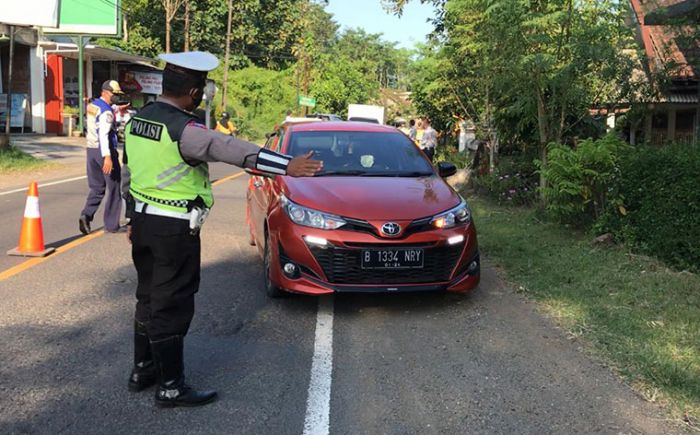 Masa Pengetatan Mudik, Kendaraan yang Melintas di Perbatasan Blitar-Malang Masa Pengetatan Mudik, Kendaraan yang Melintas di Perbatasan Blitar-Malang