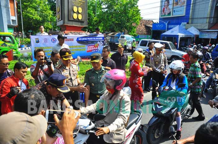 Hari Pertama Operasi Zebra di Bojonegoro, Petugas Bagikan Stiker ke Pengendara