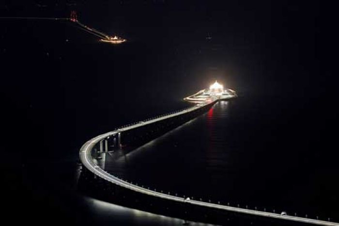 ​Dahsyat! China Buka Jembatan Paling Mengerikan, Ajak Berkendara di Dasar Laut