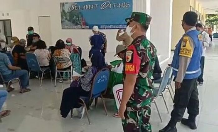 Babinsa Tenggilis Mejoyo Pantau Vaksinasi Booster untuk Lansia Babinsa Tenggilis Mejoyo Pantau Vaksinasi Booster untuk Lansia