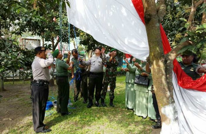 Merah Putih Raksasa Berkibar di Makoramil 0833/01 Klojen Merah Putih Raksasa Berkibar di Makoramil 0833/01 Klojen