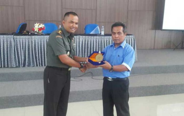 Dandim Gresik Berikan Wawasan Kebangsaan kepada Mahasiswa Unmuh Dandim Gresik Berikan Wawasan Kebangsaan kepada Mahasiswa Unmuh