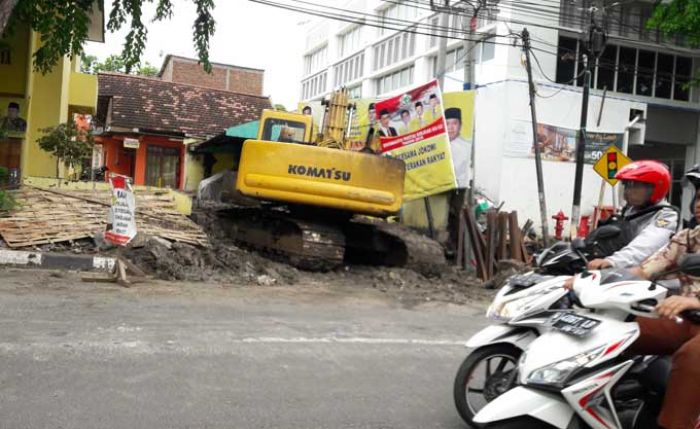 DPU Gresik Minta Kontraktor Selesaikan Proyek Box Culvert Tepat Waktu DPU Gresik Minta Kontraktor Selesaikan Proyek Box Culvert Tepat Waktu