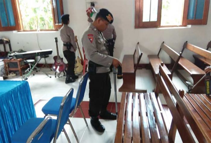 Jelang Natal, Gereja di Sidoarjo Disterillisasi Satsabhara dan Tim Gegana Jelang Natal, Gereja di Sidoarjo Disterillisasi Satsabhara dan Tim Gegana