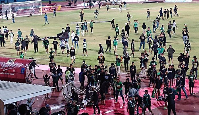 Persebaya Kalah Lawan Rans FC, Bonek Turun ke Lapangan dan Rusak Sejumlah Fasilitas Persebaya Kalah Lawan Rans FC, Bonek Turun ke Lapangan dan Rusak Sejumlah Fasilitas