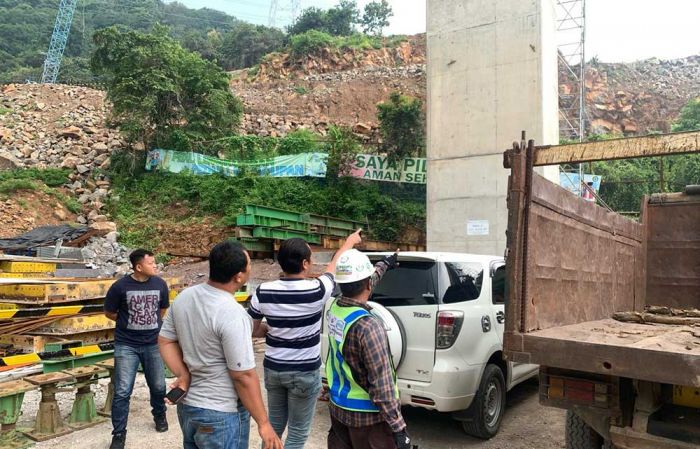 Kapolres Probolinggo Datangi TKP Batu Jatuh, Pihak Penggarap Tol Hentikan Pemecahan Batu Kapolres Probolinggo Datangi TKP Batu Jatuh, Pihak Penggarap Tol Hentikan Pemecahan Batu