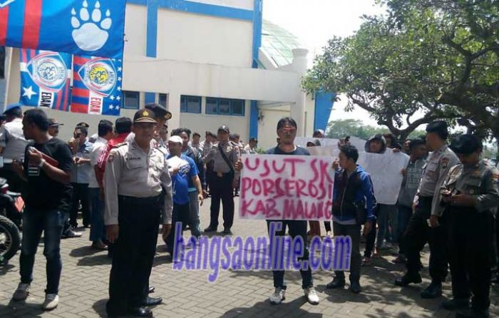 Puluhan Massa Forsila Cabor Geruduk Kantor KONI Malang, Tuding SK Perserosi Ashari Tak Sah Puluhan Massa Forsila Cabor Geruduk Kantor KONI Malang, Tuding SK Perserosi Ashari Tak Sah