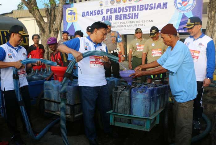 Lepas Lomba Fun Run, Bupati Sambari Sekaligus Bagikan Air Bersih ke Warga Sekitar Pelabuhan