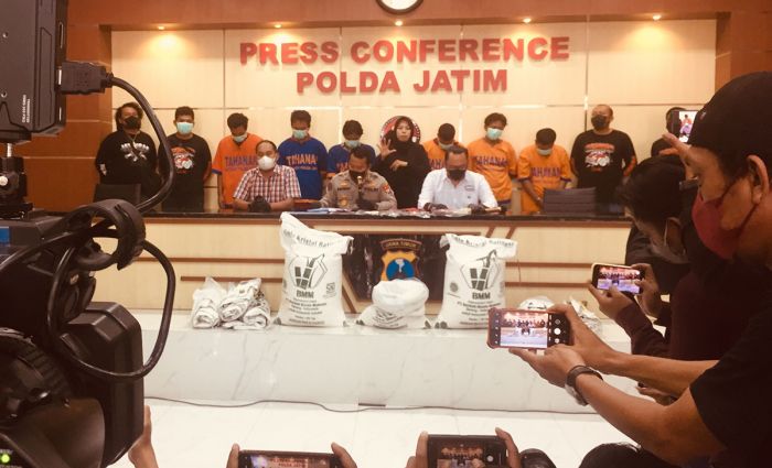Polda Jatim Amankan Komplotan Pelaku Penggelapan 30 Ton Gula Polda Jatim Amankan Komplotan Pelaku Penggelapan 30 Ton Gula