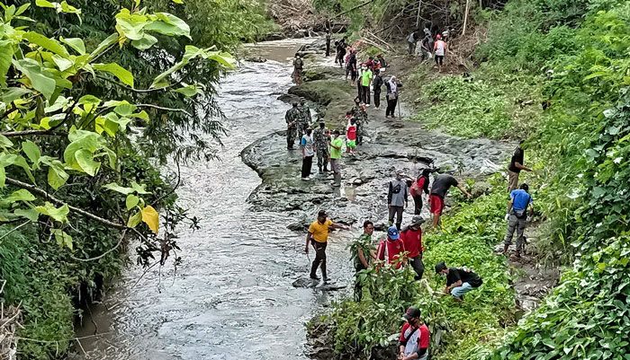 Karang Taruna Tengger Lor dan Relawan di Kediri Bersihkan Sampah Sungai Watuduwur Karang Taruna Tengger Lor dan Relawan di Kediri Bersihkan Sampah Sungai Watuduwur