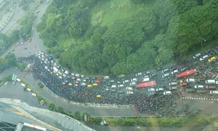 Hari Pertama PSBB Bundaran Waru Macet, Pemkot Surabaya Langsung Evaluasi Hari Pertama PSBB Bundaran Waru Macet, Pemkot Surabaya Langsung Evaluasi