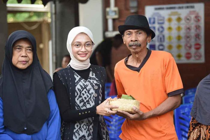 Ramah Lingkungan, Wali Kota Kediri Distribusikan Daging Kurban dengan Besek dan Daun Jati Ramah Lingkungan, Wali Kota Kediri Distribusikan Daging Kurban dengan Besek dan Daun Jati