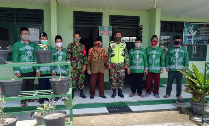 Jelang Iduladha, Penyuluh Agama Islam Sarirejo Sosialisasikan Prokes dan Bagi-bagikan Masker Jelang Iduladha, Penyuluh Agama Islam Sarirejo Sosialisasikan Prokes dan Bagi-bagikan Masker