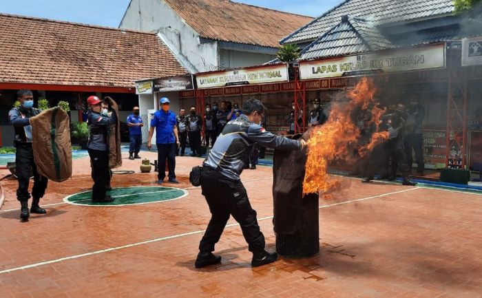 Antisipasi Kebakaran, Petugas Lapas Kelas IIB Tuban Dilatih Menjinakkan Si Jago Merah