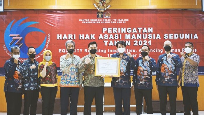 Dua Tahun Berturut-turut, Kantor Imigrasi Malang Raih Penghargaan Pelayanan Publik Berbasis HAM Dua Tahun Berturut-turut, Kantor Imigrasi Malang Raih Penghargaan Pelayanan Publik Berbasis HAM