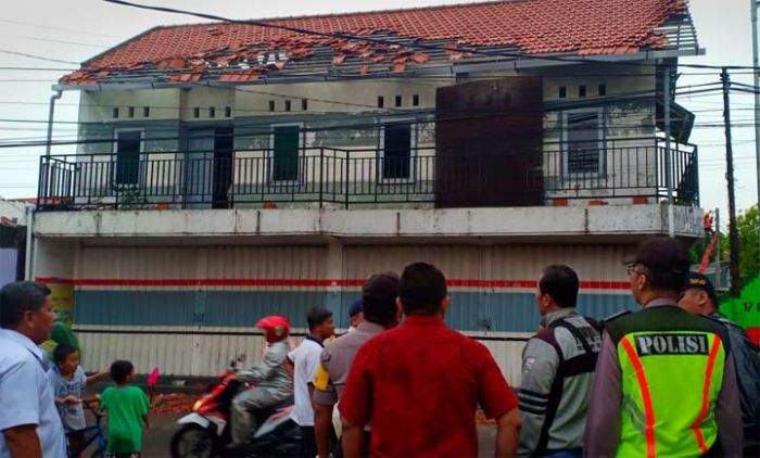 Angin Puting Beliung Terjang Waru Sidoarjo, Sejumlah Rumah Porak Poranda