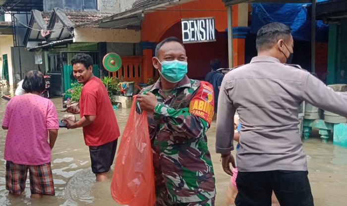 Driyorejo Banjir, Babinsa Koramil 0817/01 Bergerak Cepat Bagikan Nasi Bungkus untuk Warga Driyorejo Banjir, Babinsa Koramil 0817/01 Bergerak Cepat Bagikan Nasi Bungkus untuk Warga