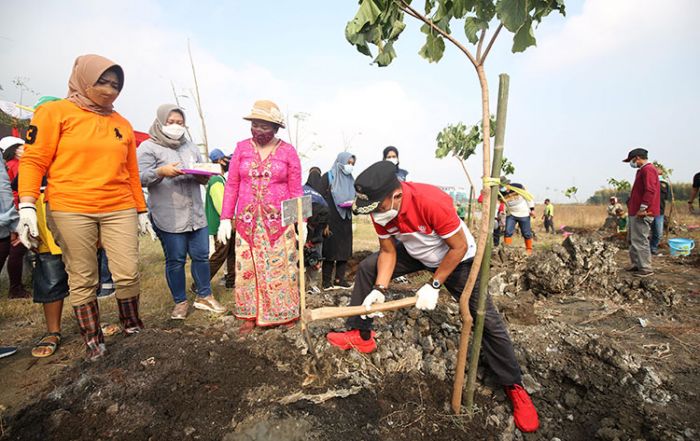Tekan Global Warming, Cak Ji Pimpin Penanaman Pohon Kemiri Sunan di Green Belt TPA Benowo