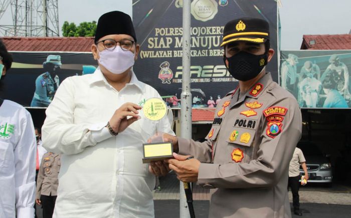 Kapolres Mojokerto Kota AKBP Rofiq Ripto Terima Penghargaan Tokoh Muda Nahdliyin Kapolres Mojokerto Kota AKBP Rofiq Ripto Terima Penghargaan Tokoh Muda Nahdliyin