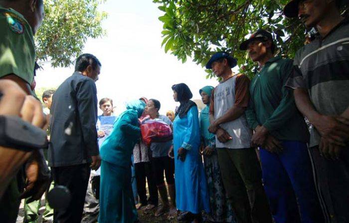 Pemkab Jombang Beri Bantuan Korban Puting Beliung di Desa Begasur Pemkab Jombang Beri Bantuan Korban Puting Beliung di Desa Begasur