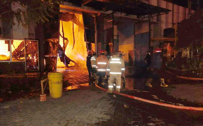 Pabrik Cat di Pergudangan Safe N Lock Sidoarjo Terbakar, Dua Orang Terluka Pabrik Cat di Pergudangan Safe N Lock Sidoarjo Terbakar, Dua Orang Terluka