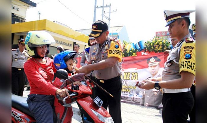 Peringati Hari Bhayangkara ke 73, Polres Kediri Bagikan Helm dan Bunga